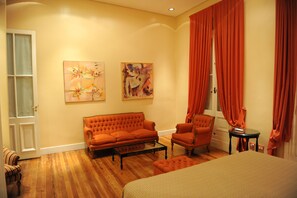 Honeymoon Suite | Living area