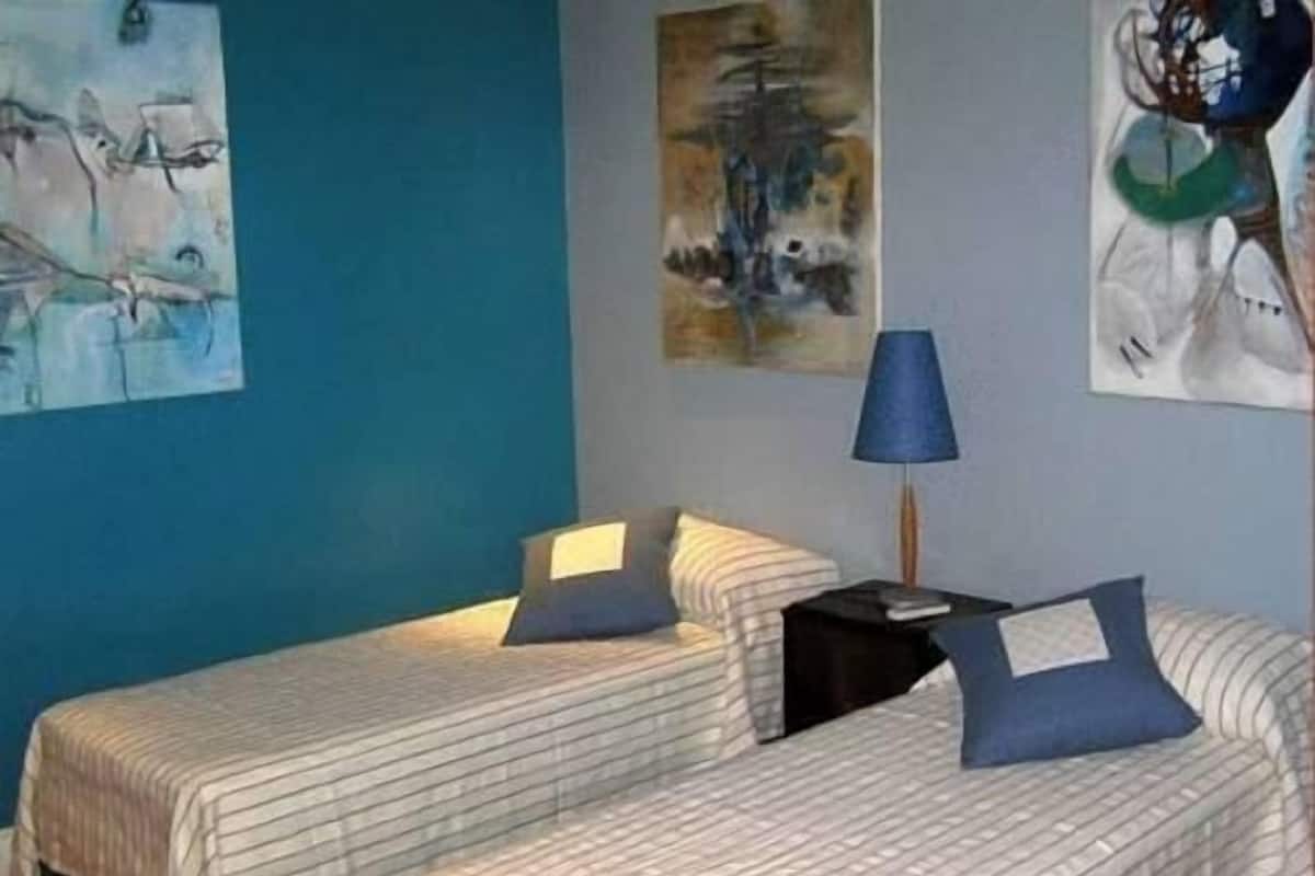 1 habitación, decoración personalizada y escritorio