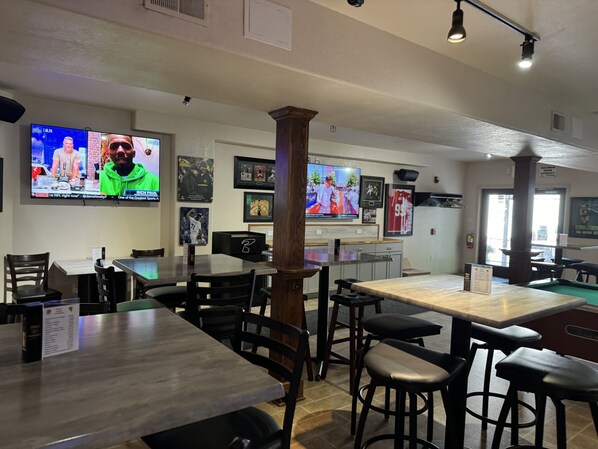 Bar (on property) - Price Pointe Inn (Waukesha)