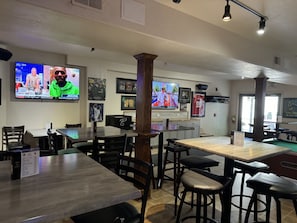 Bar (trong khuôn viên)