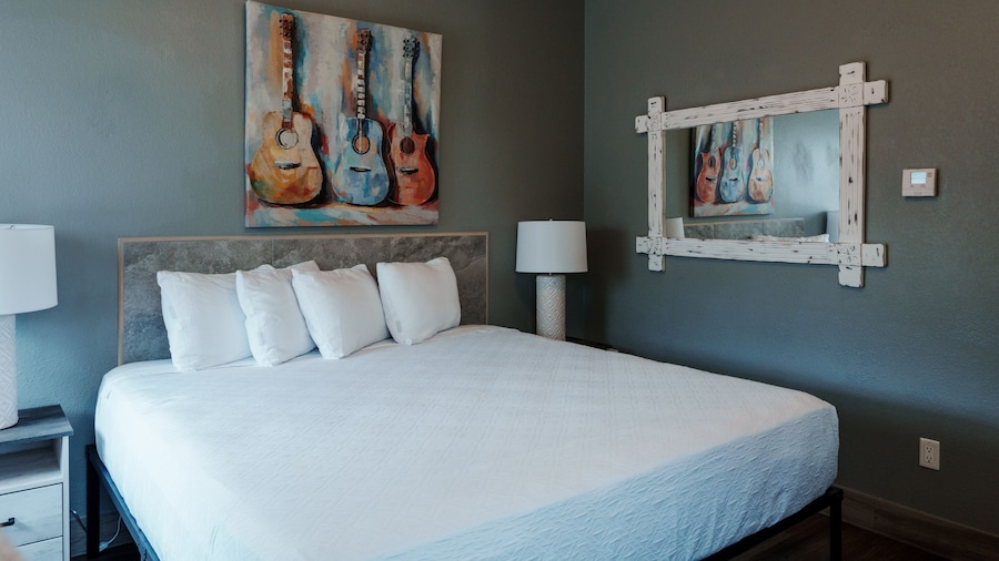 Price Pointe Inn