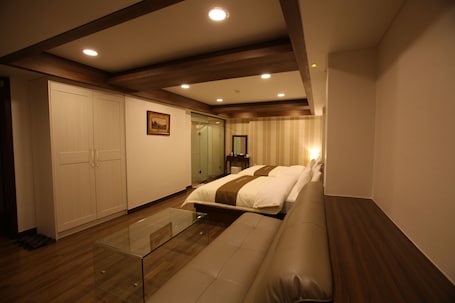 Ropa de cama de alta calidad, muebles diferentes y escritorio