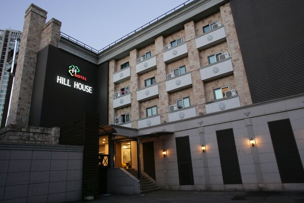 Exterior detail - Hill house Hotel (Seoul)
