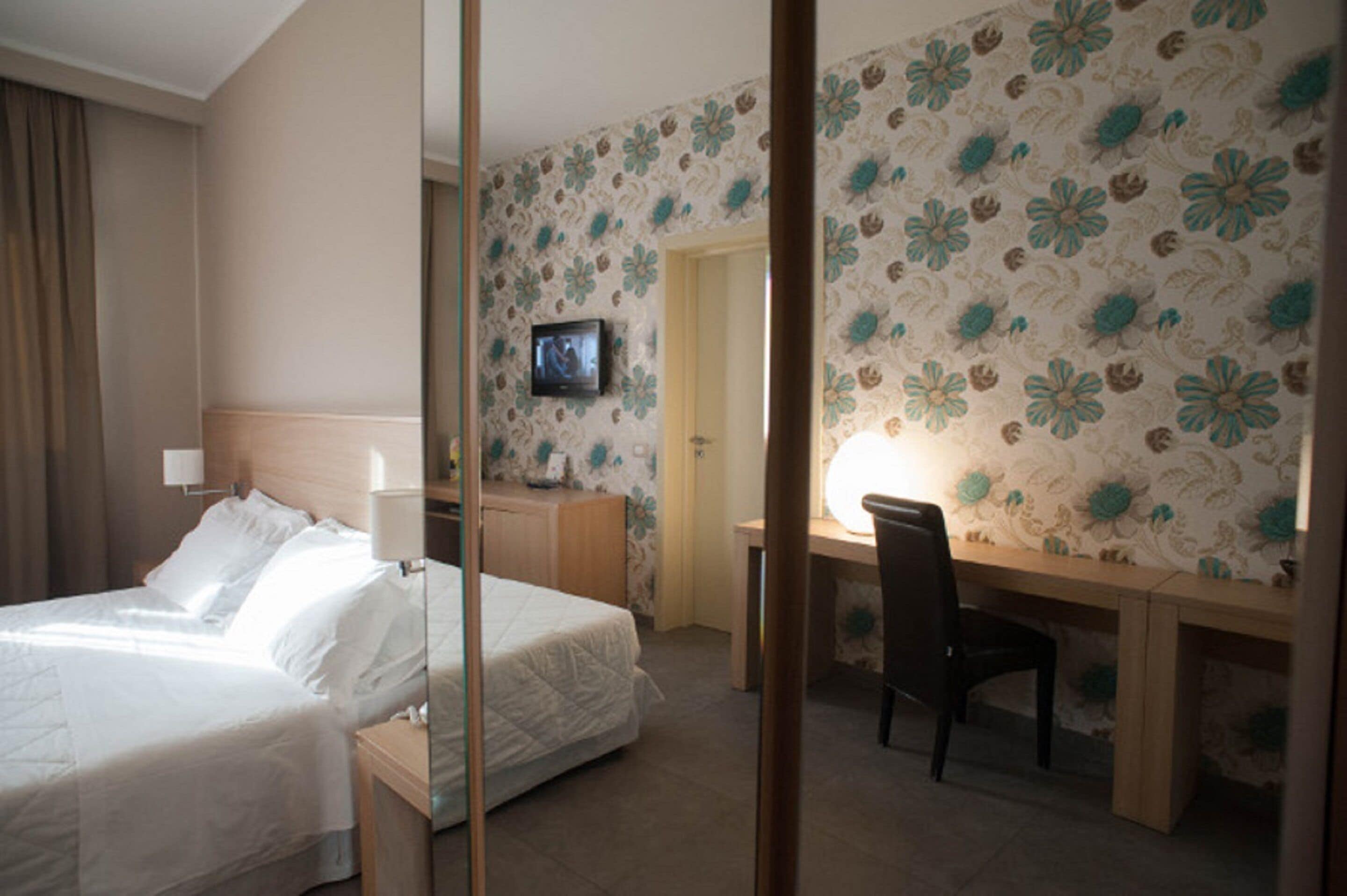 standard double room | minibar, in-room safe, desk, soundproofing