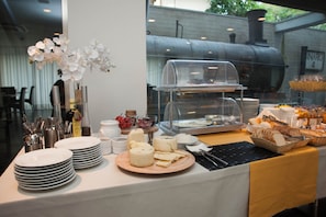 Sarapan (EUR 7 per orang)