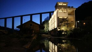 Un edificio moderno con amplios ventanales y su reflejo en el agua.
