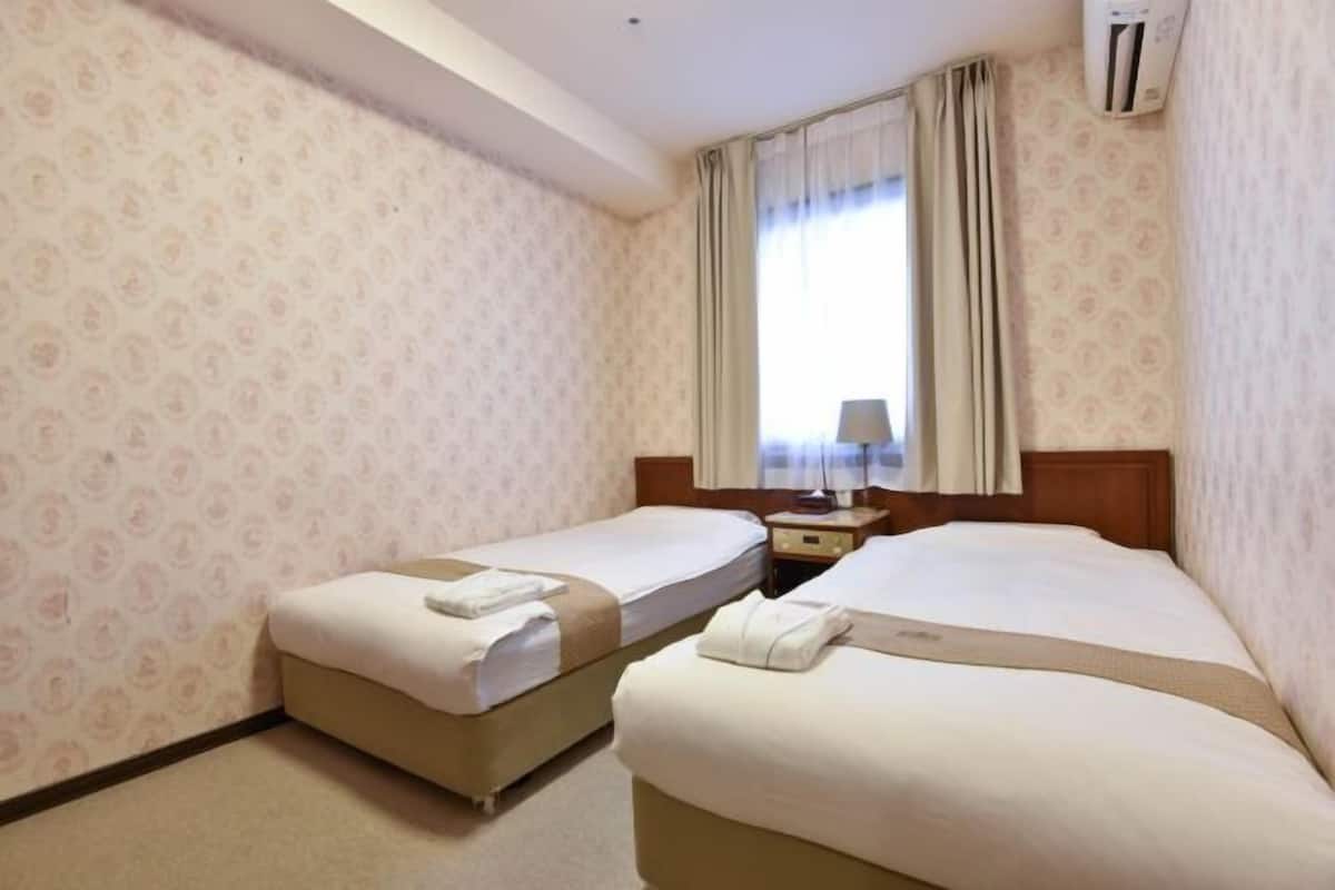 Premium bedding, down duvets, individually furnished, desk