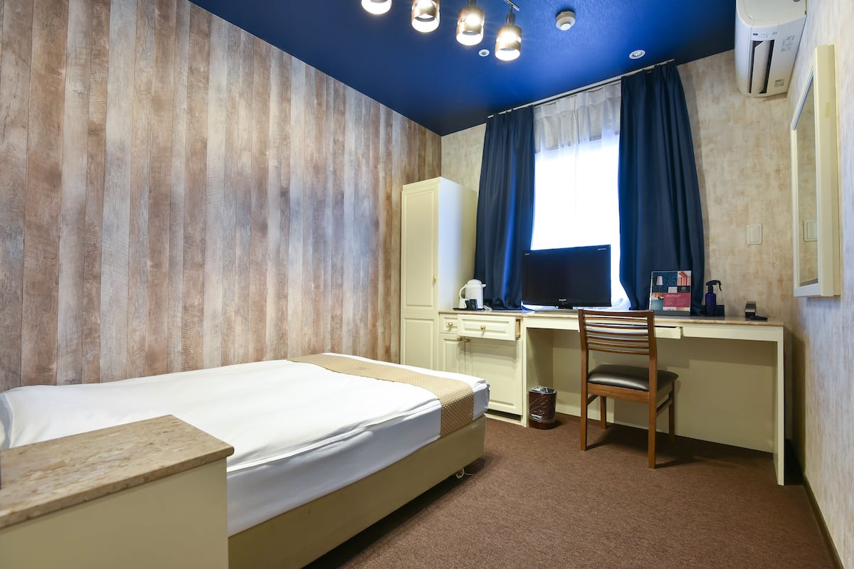 Premium bedding, down duvets, individually furnished, desk