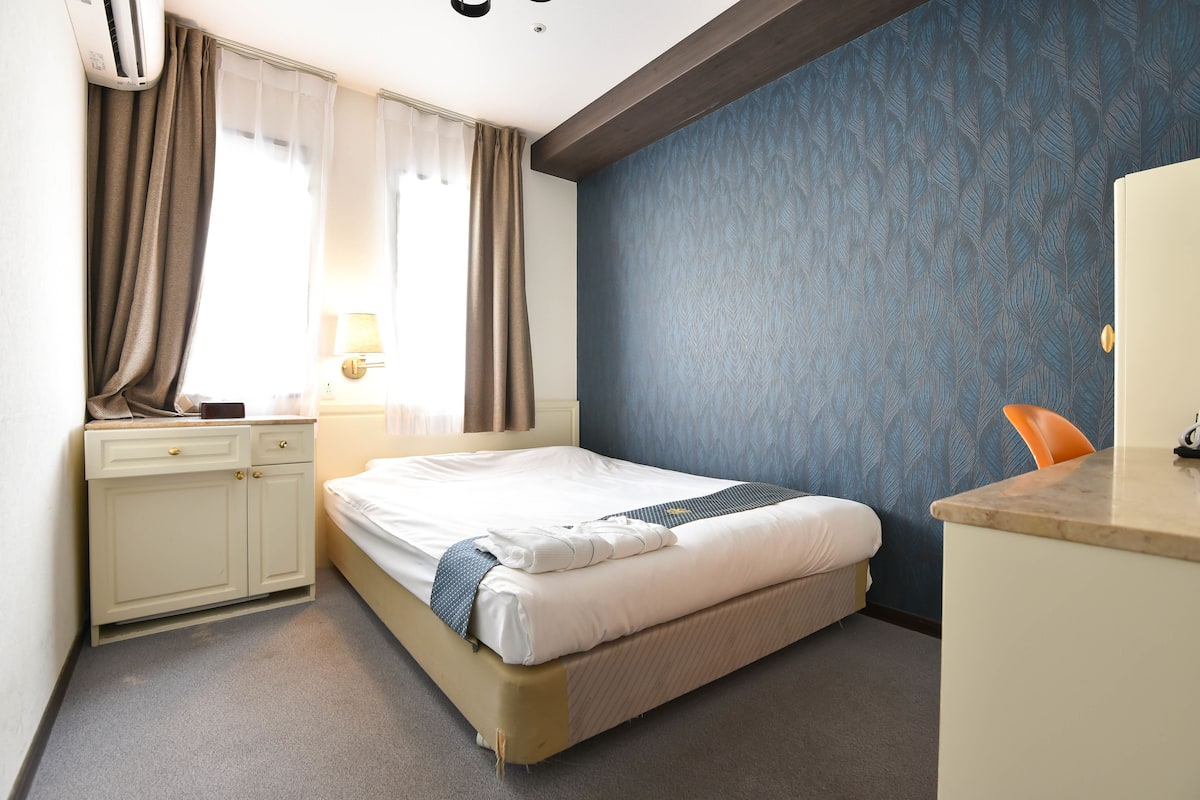 Premium bedding, down duvets, individually furnished, desk