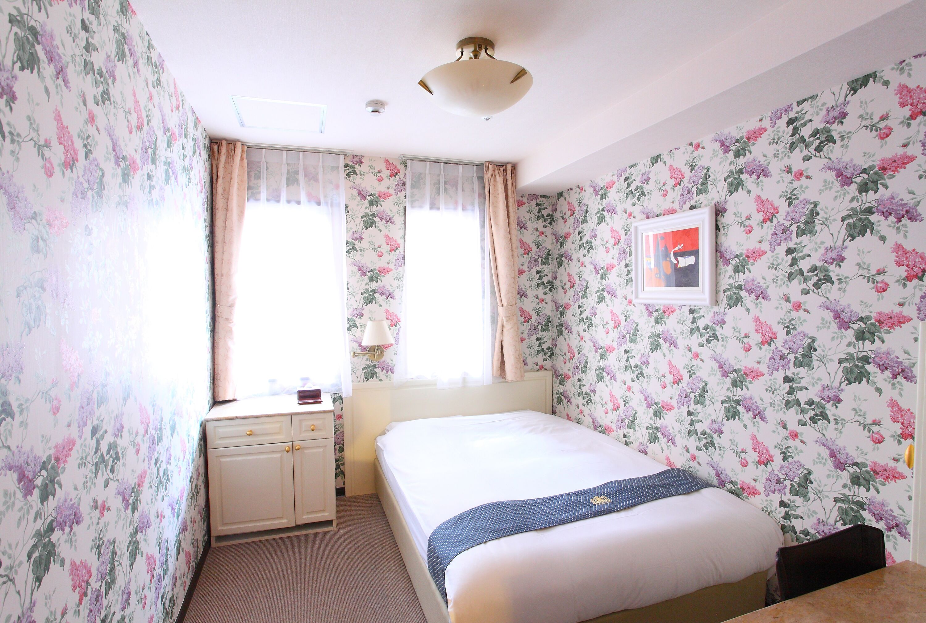 Premium bedding, down duvets, desk, blackout curtains