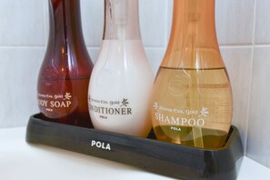 Ensemble douche/baignoire, articles de toilette gratuits, sèche-cheveux