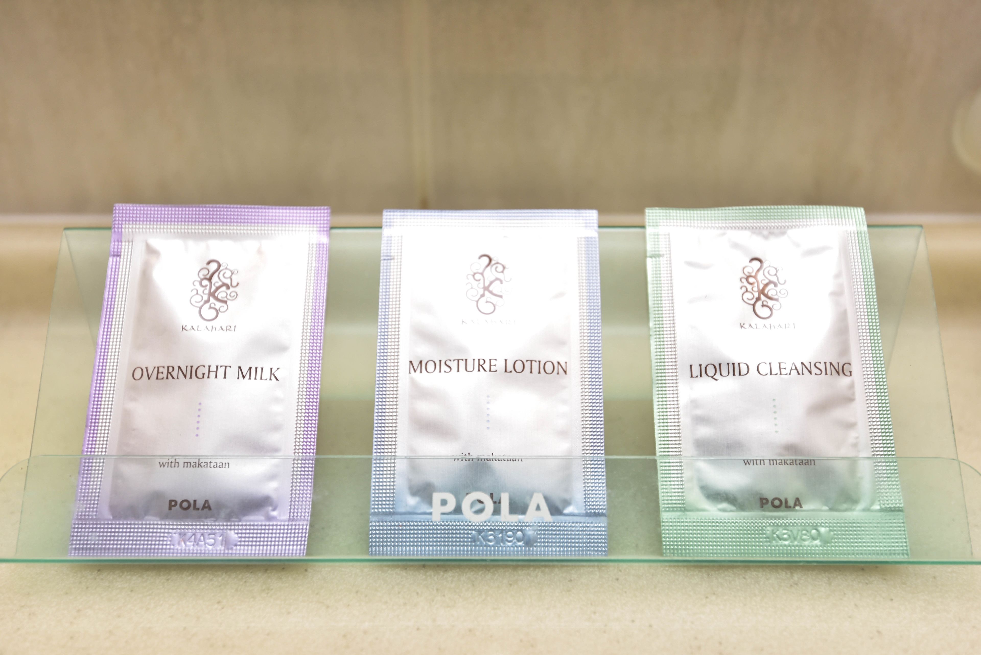 combined shower/bathtub, free toiletries, hair dryer, slippers