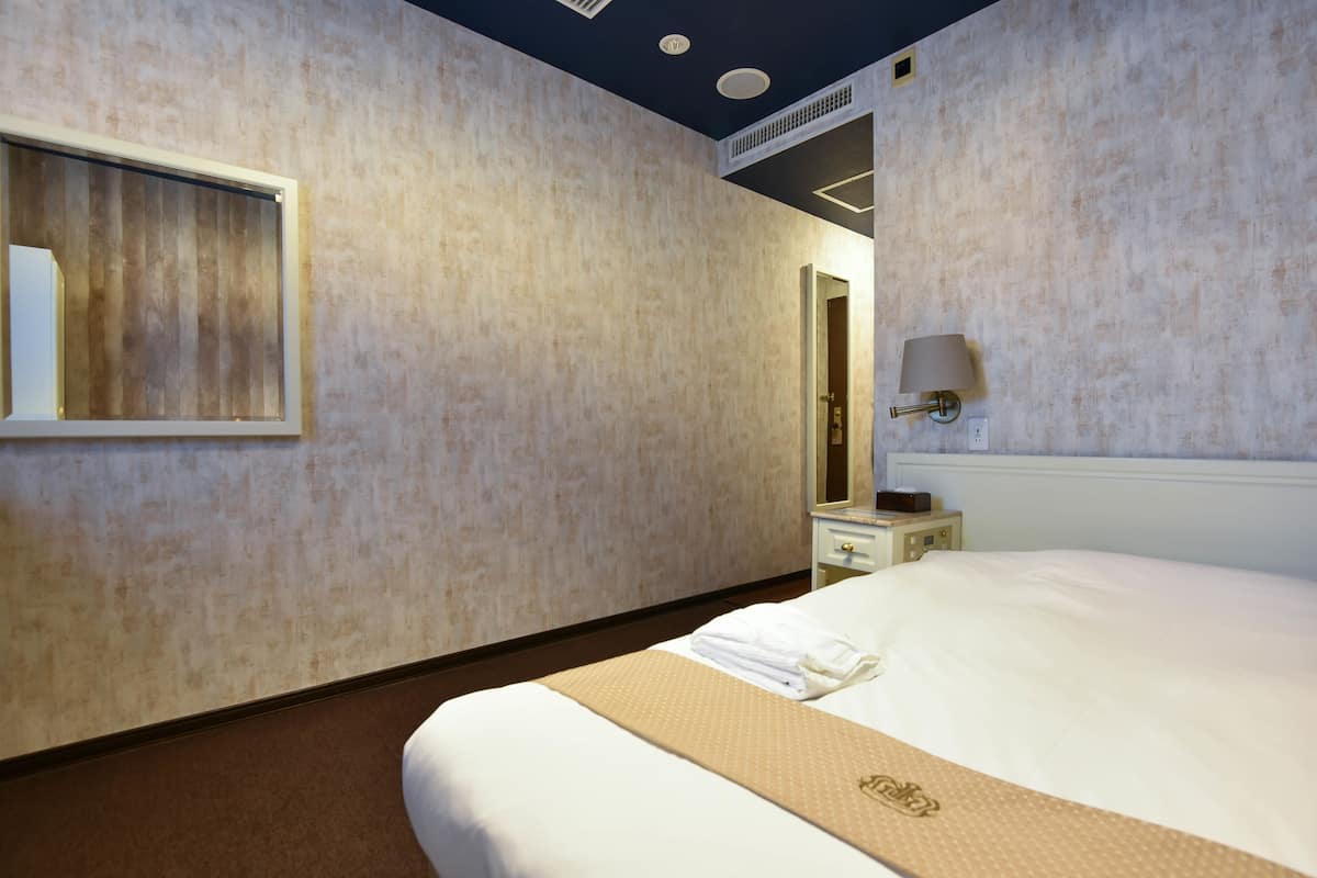 Premium bedding, down duvets, individually furnished, desk
