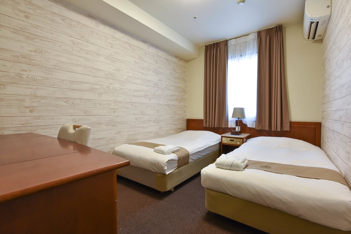 Premium bedding, down duvets, individually furnished, desk