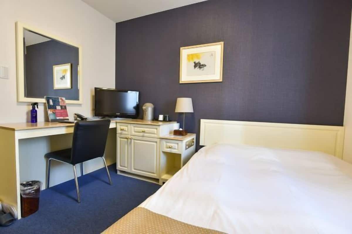 Premium bedding, down duvets, individually furnished, desk