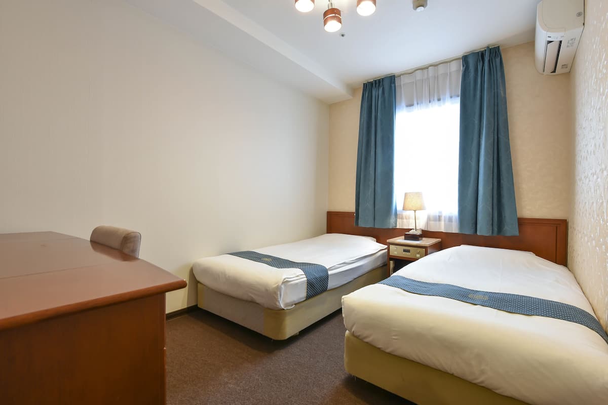 Premium bedding, down duvets, individually furnished, desk