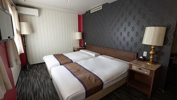 Habitación familiar, para no fumadores | Ropa de cama de alta calidad, edredón, escritorio y cortinas blackout
