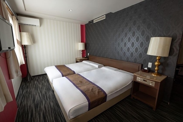 Family Room, Non Smoking | Peralatan tempat tidur premium, gebar bulu kapas, meja