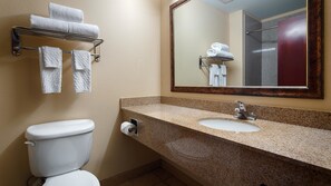 Combined shower/tub, free toiletries, hair dryer, towels - Best Western Plus Katy Inn & Suites (Katy)