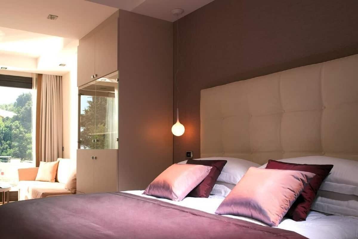 Minibar, Zimmersafe, Verdunkelungsvorhänge, schallisolierte Zimmer