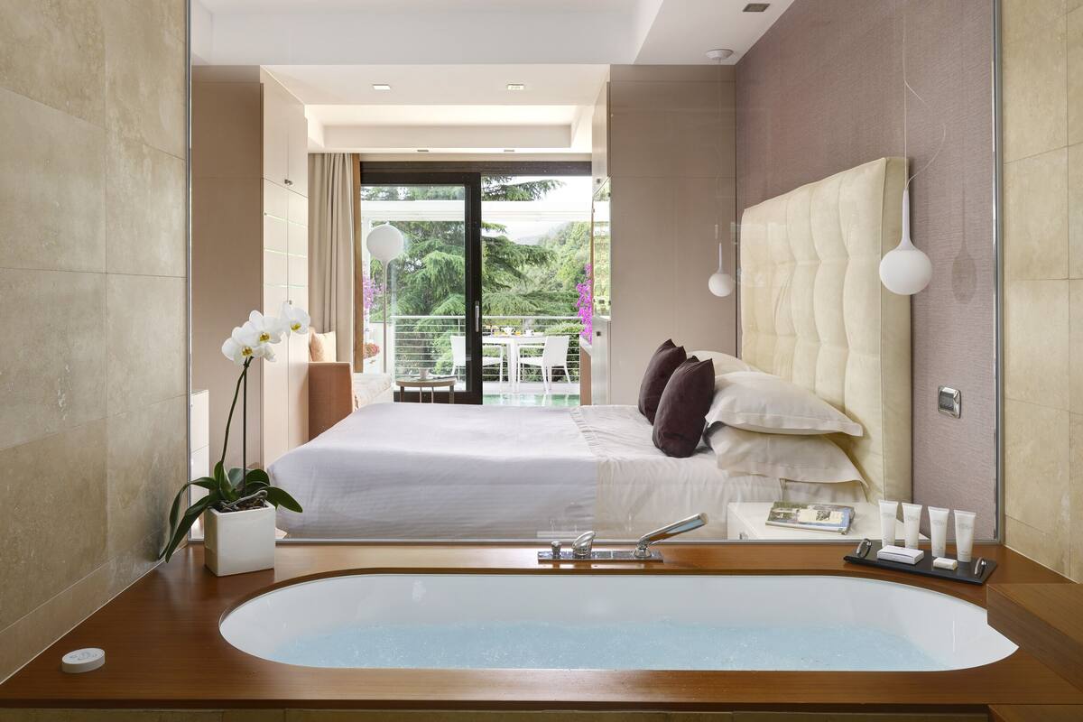 junior suite, sea view (whirlpool) | bathroom | free toiletries, hair dryer, bathrobes, slippers