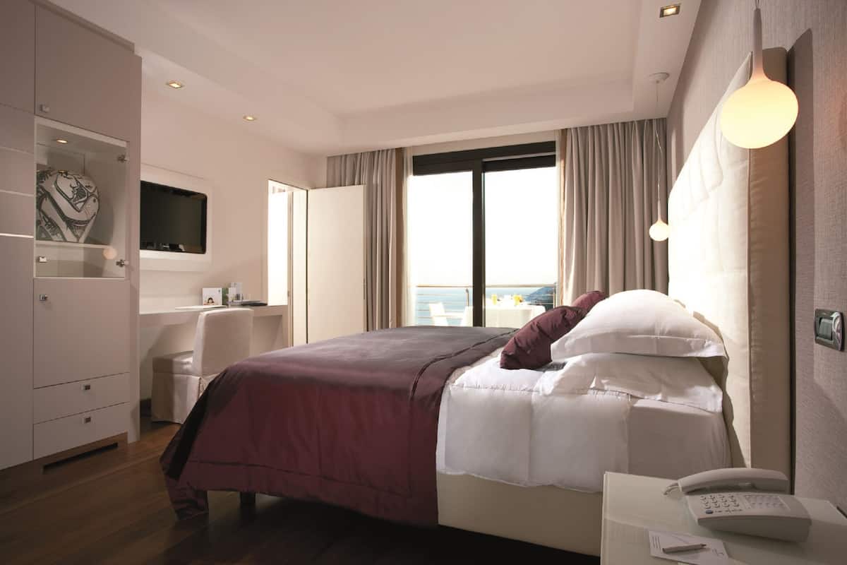 deluxe room, balcony, sea view | 1 bedroom, minibar, in-room safe, blackout curtains