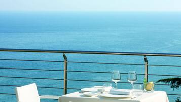 Serveert ontbijt, lunch en diner