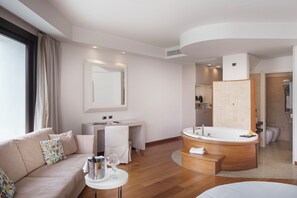 Paradiso Suite | Minibar, pengeskab på værelset, mørklægningsgardiner, lydisolering