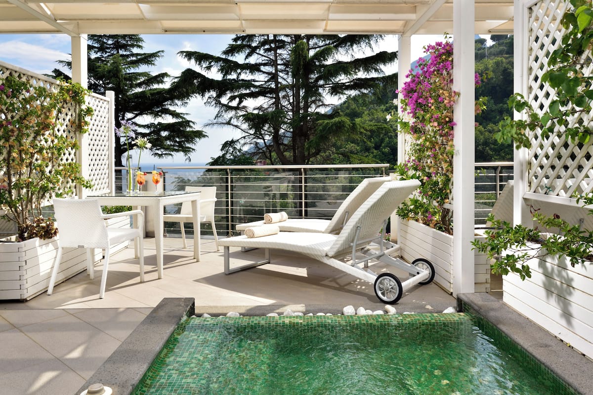 Suite Junior, vista mare (Whirlpool) | Minibar, cassaforte in camera, tende oscuranti, insonorizzazione