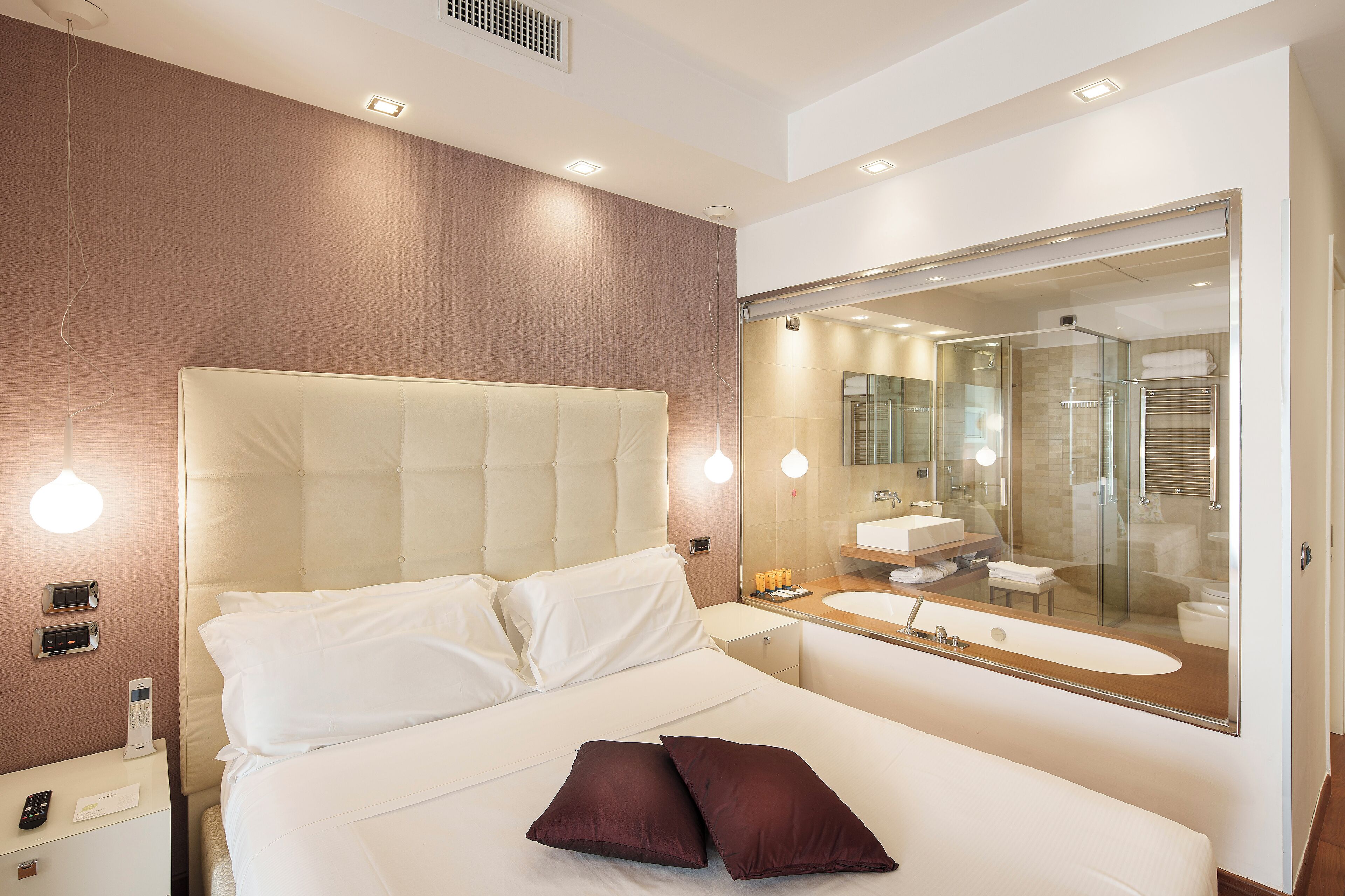 Junior Suite | Minibar, in-room safe, blackout drapes, soundproofing