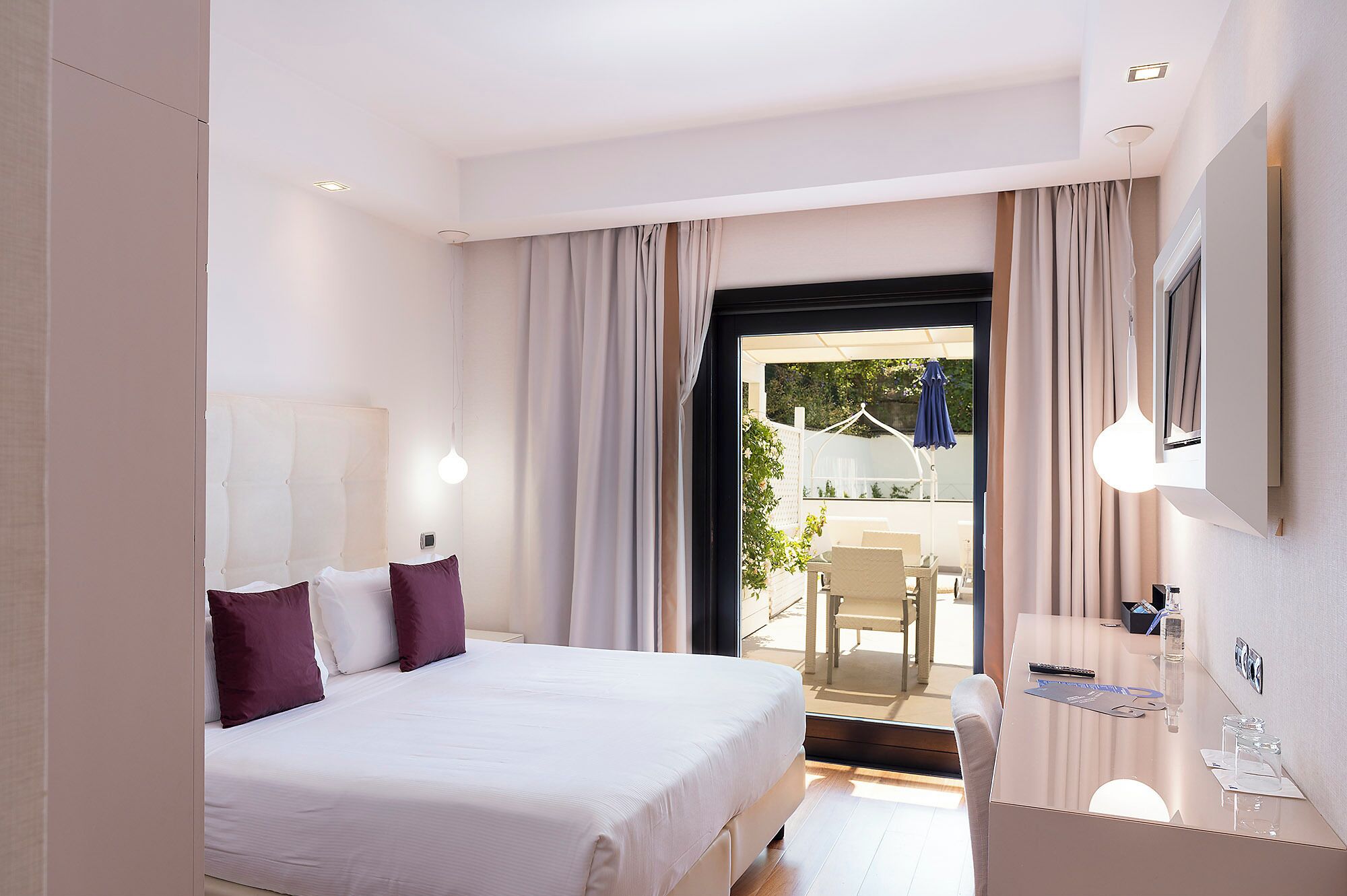 Una habitación de hotel con cama, escritorio y baño.