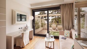 Junior Suite with external Whirlpool | Minibar, in-room safe, blackout drapes, soundproofing