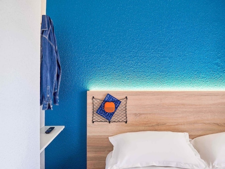 Blackout curtains, soundproofing, free cots/infant beds, free WiFi. hotelF1 Longwy