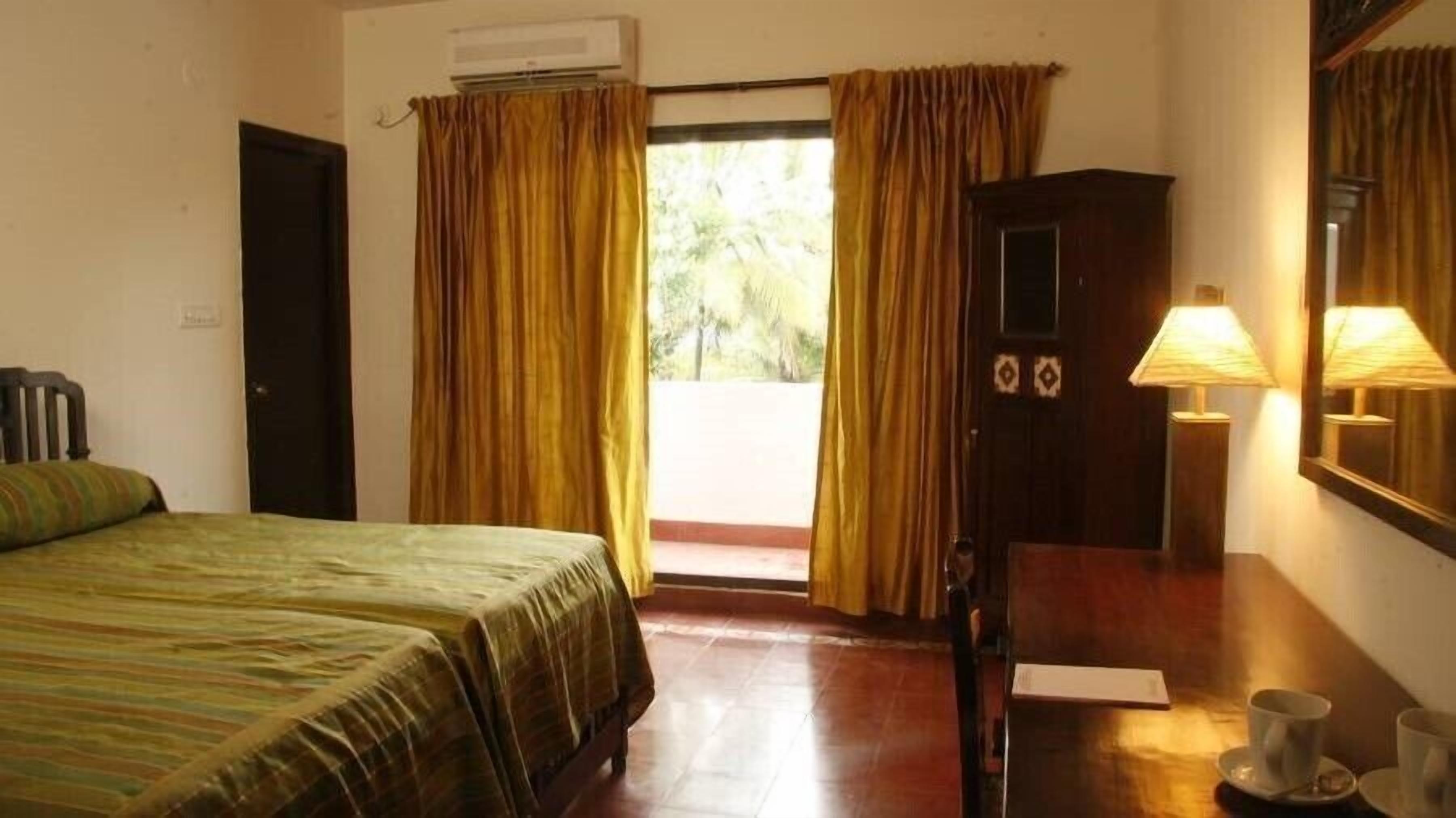 セーフティボックス (室内)、デスク、遮光カーテン、アイロン / アイロン台