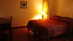 Standardzimmer | Zimmersafe, Schreibtisch, Verdunkelungsvorhänge, Bügeleisen/Bügelbrett