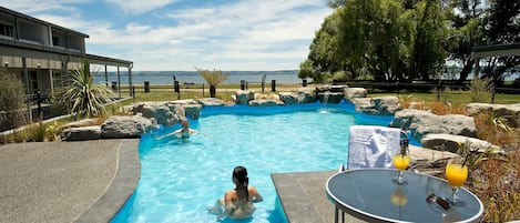 2 piscines extérieures, parasols de plage, chaises longues