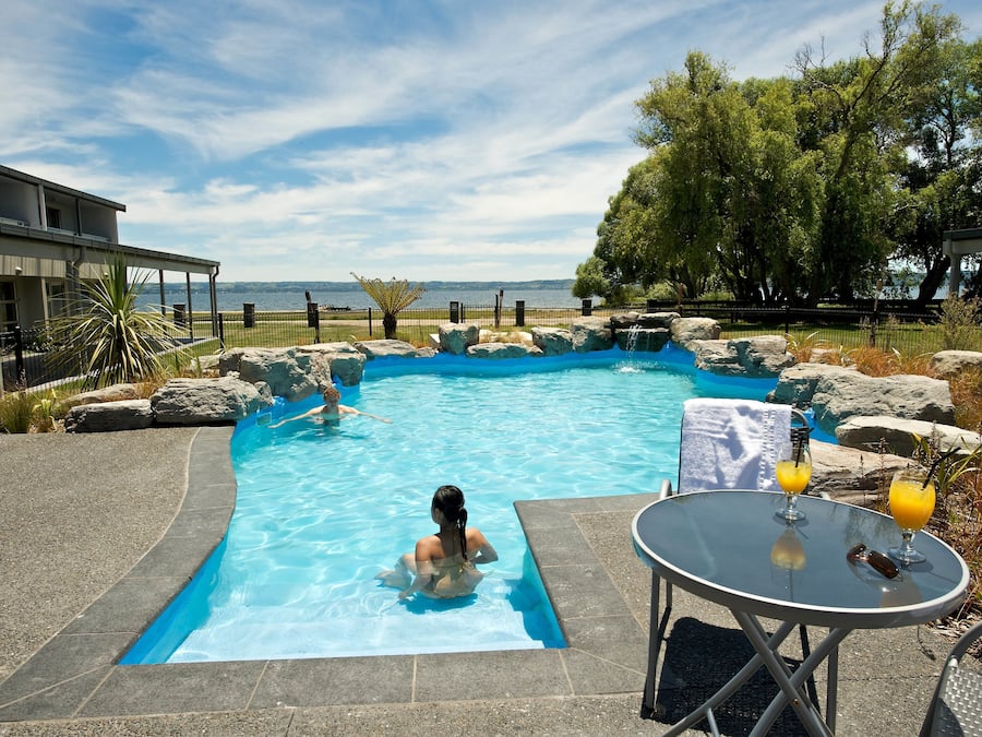 2 hồ bơi ngoài trời, dù/ô trên bãi biển/hồ bơi, ghế dài tắm nắng