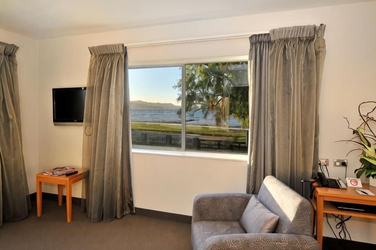 Living area | 40-inch LCD TV with cable channels, LED TV