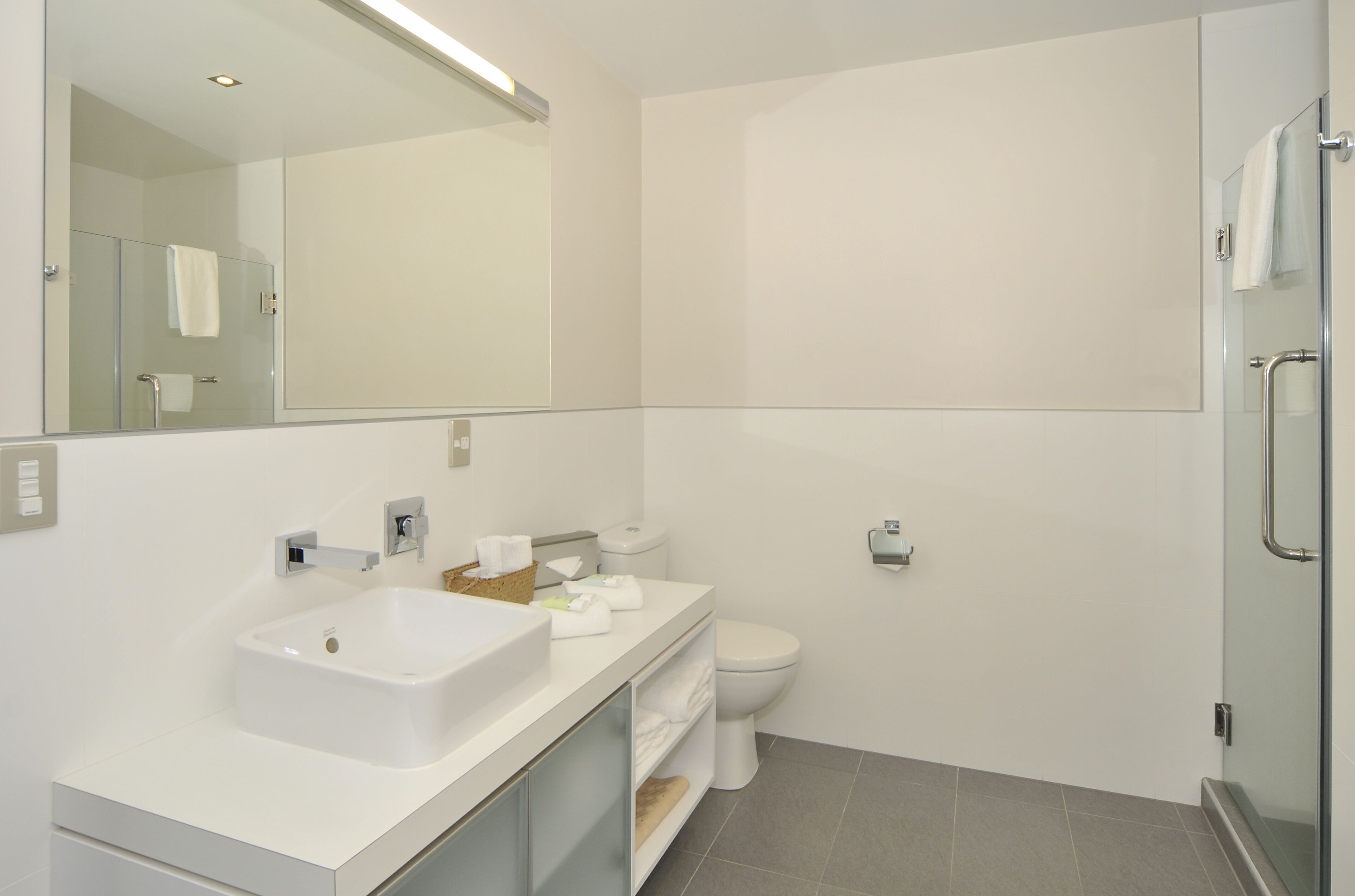 panoramic studio suite, 1 king bed, lake view | bathroom | free toiletries, hair dryer, bathrobes, slippers