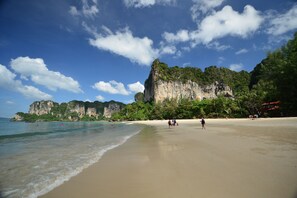 Beach nearby, beach towels - Bhu Nga Thani Resort & Villas Railay (Krabi)