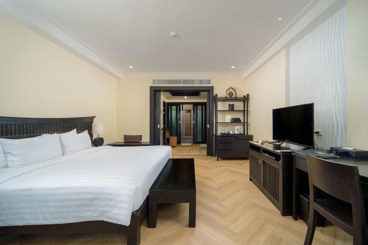 Deluxe Grand Room | Két bảo mật tại phòng, bàn, bàn ủi/dụng cụ ủi quần áo