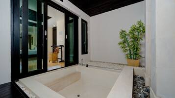 Deluxe Grand Room | Baignoire relaxante profonde