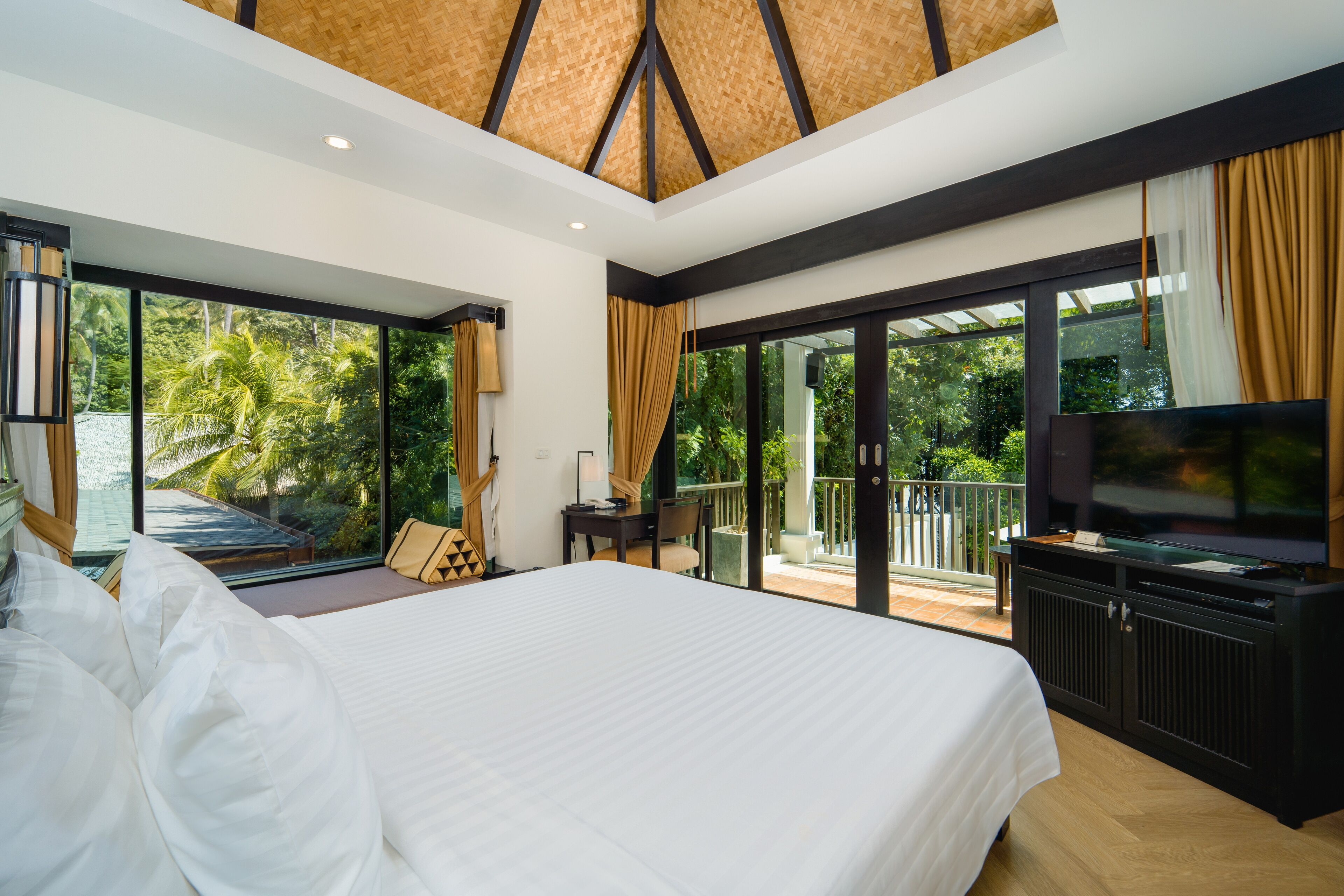 Two-Bedroom Presidential Pool Villa | Caja de seguridad en la habitación y escritorio 