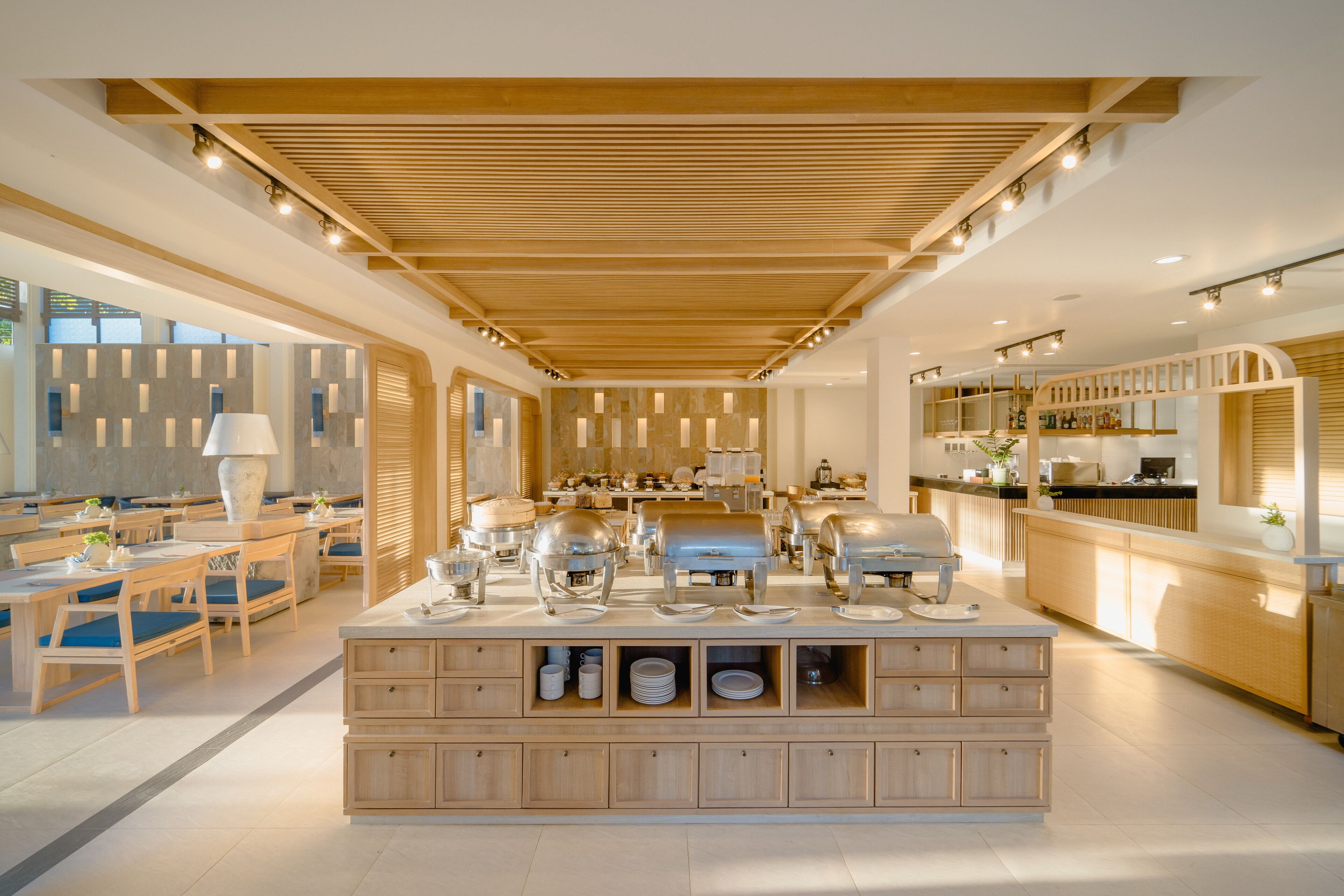 daily buffet breakfast (thb 600 per person)