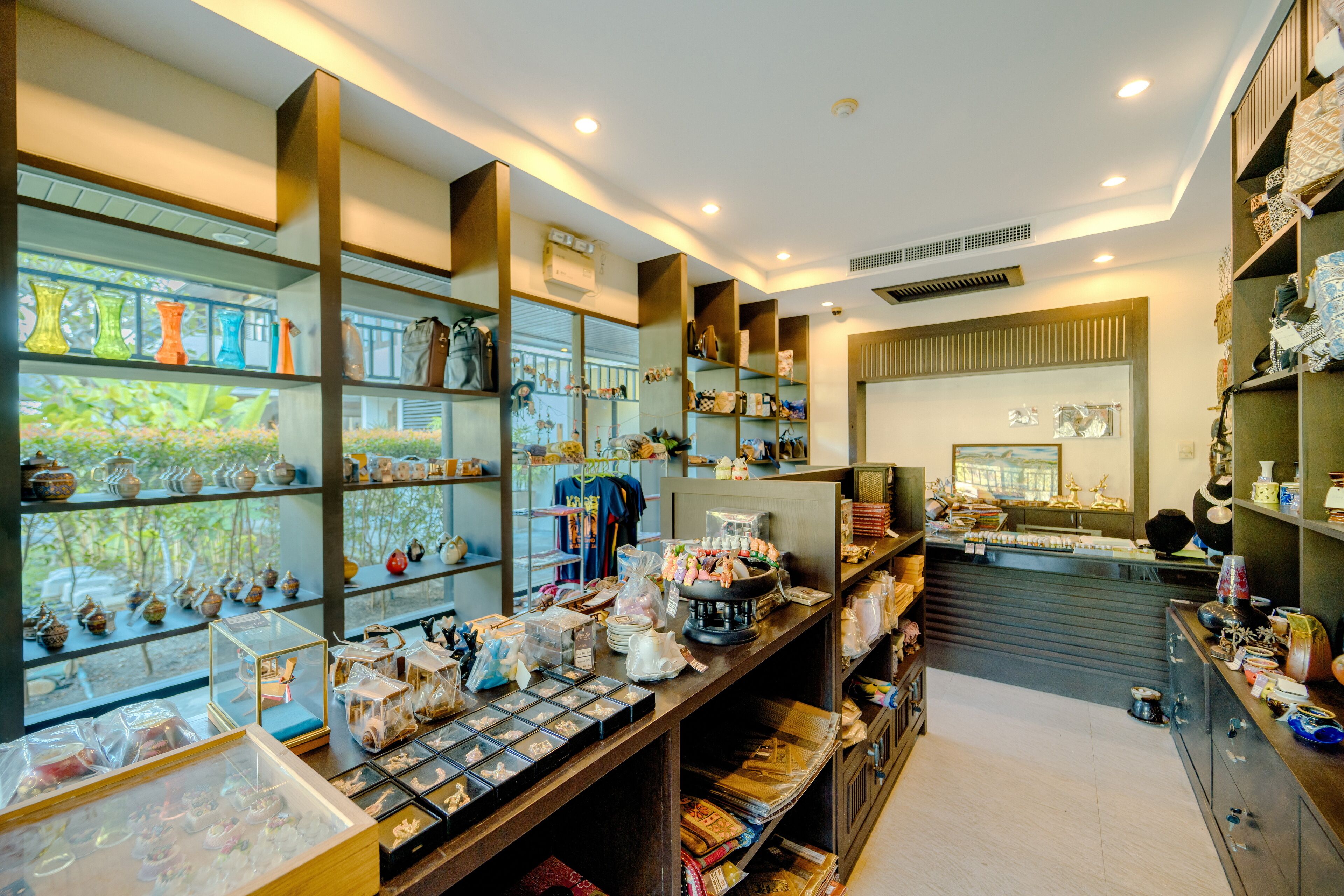 Una tienda bien iluminada con estantes llenos de cerámica, textiles y objetos decorativos.