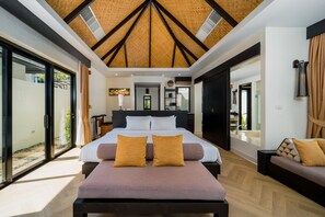 Kamer | Een kluis op de kamer, een bureau, een strijkplank/strijkijzer