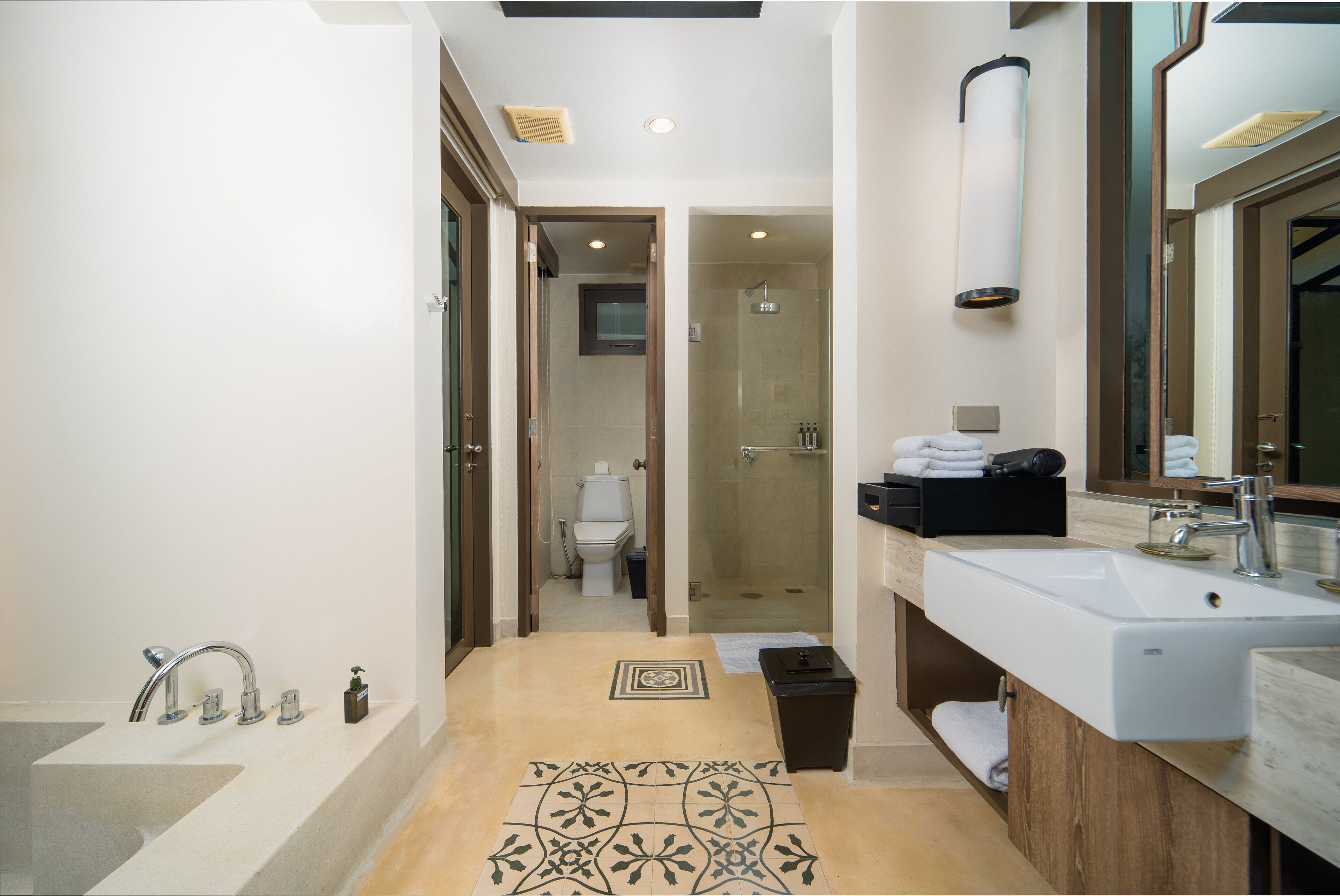 Un baño moderno con un lavabo grande, ducha e inodoro.