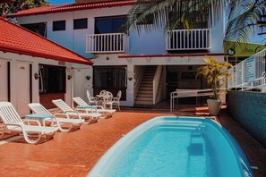 3 buitenzwembaden, ligstoelen bij het zwembad