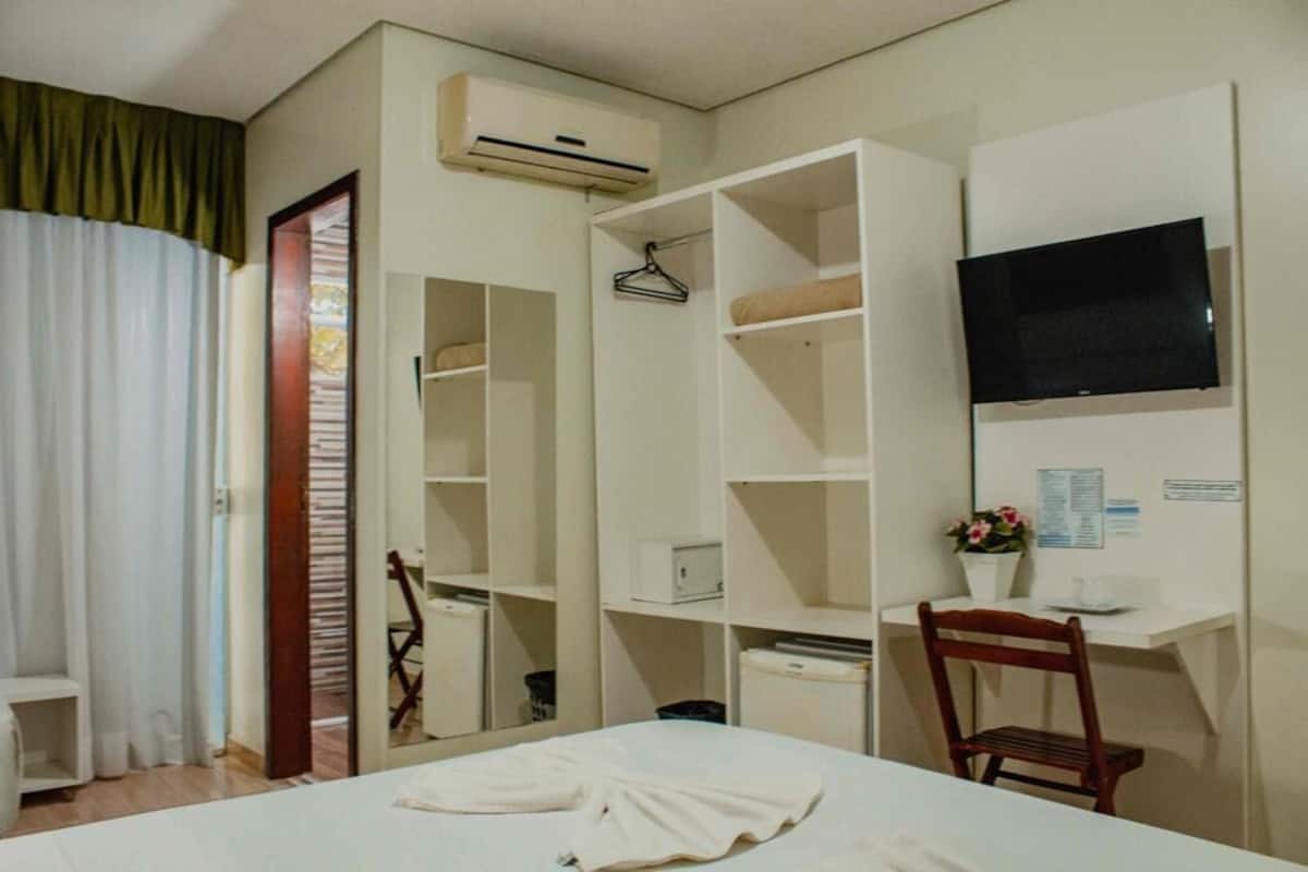 Minibar, caja de seguridad en la habitación y escritorio