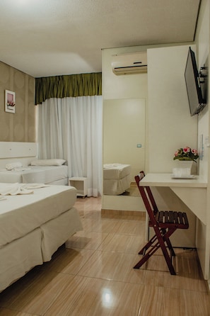 Habitación triple | Minibar, caja de seguridad en la habitación y escritorio